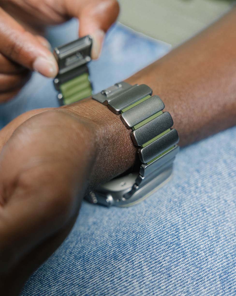 Secure magnetic closure with fine adjustability for a perfect fit.
